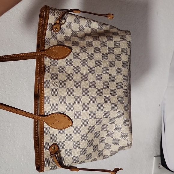 Authentic LV Purse With an Authenticated card From Poshmark. - Picture 7 of 9